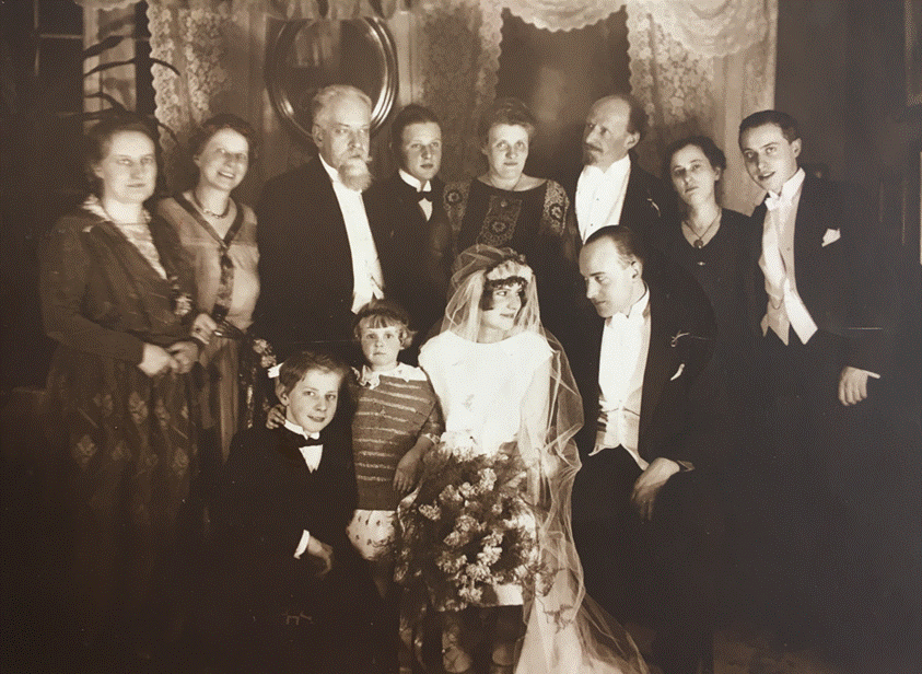 Et billede, der indeholder tekst, person, poserer, gruppe

Automatisk genereret beskrivelse