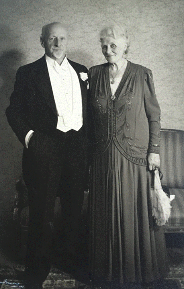 Et billede, der indeholder tekst, person, stende, mand

Automatisk genereret beskrivelse