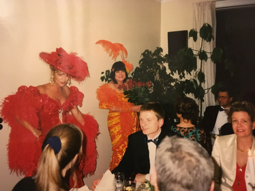 Et billede, der indeholder v�g, person, indend�rs, gruppe

Automatisk genereret beskrivelse