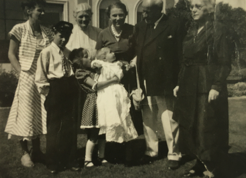 Et billede, der indeholder person, gruppe, poserer, st�ende

Automatisk genereret beskrivelse