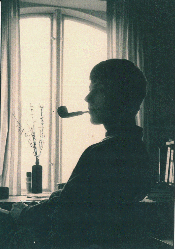 Et billede, der indeholder sort, person, foto, vindue
Automatisk genereret beskrivelse