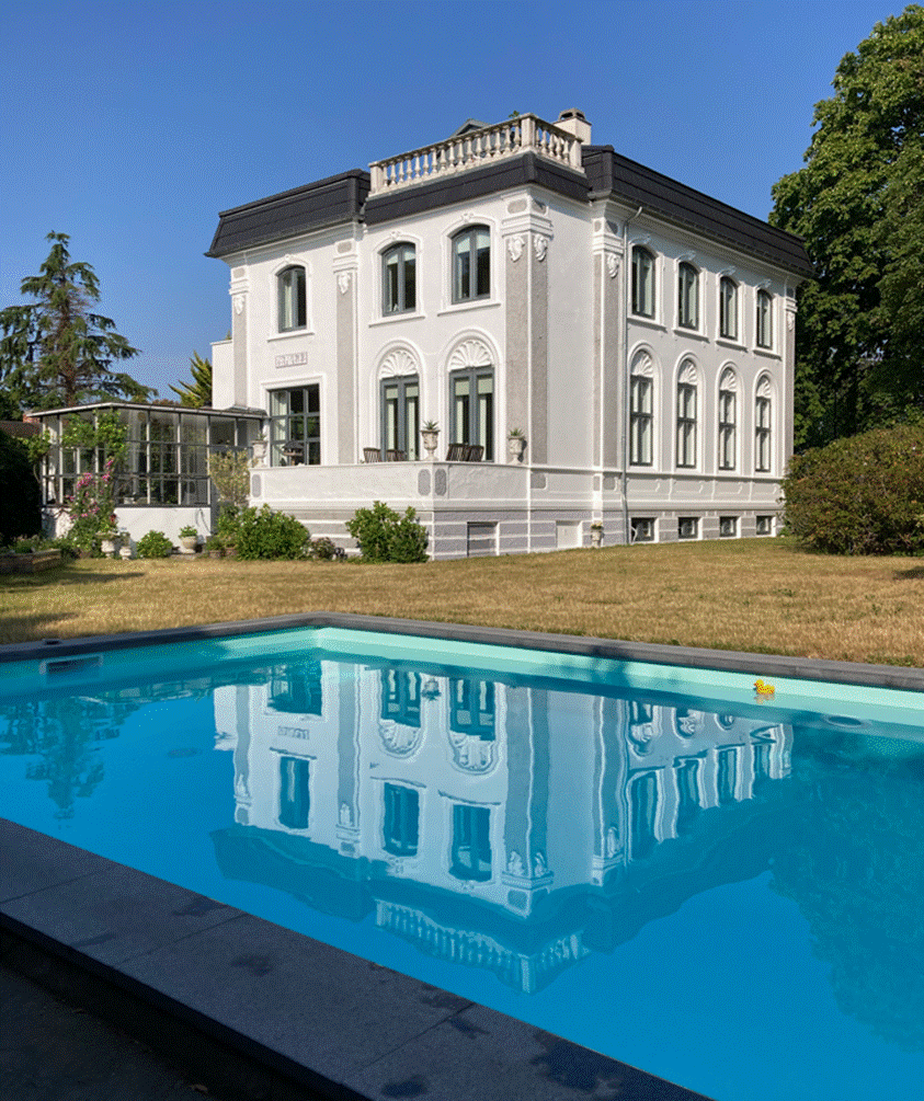 Et billede, der indeholder bygning, udendørs, swimmingpool, træ
Automatisk genereret beskrivelse
